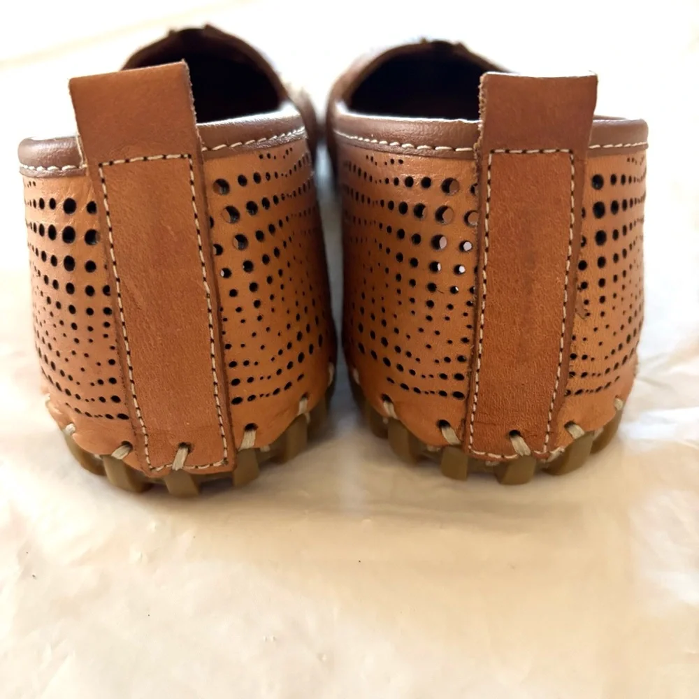 NWOT Vaqay Tan Petra Perforated Comforter Leather Flats SZ 8 Euro 39